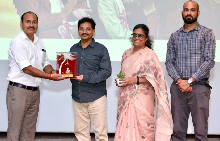 Sharda University News : शारदा यूनिवर्सिटी में 'नशा मुक्त युवा फॉर विकसित भारत' अभियान का आयोजन, युवाओं ने ली नशा मुक्त भारत बनाने की शपथ, गौतमबुद्ध नगर के CDO भाल चंद्र त्रिपाठी ने दीप प्रज्वलित कर किया, शारदा यूनिवर्सिटी के विद्यार्थियों ने एक प्रभावशाली नुक्कड़ नाटक प्रस्तुत किया 1 IMG 20260807 WA0023 converted