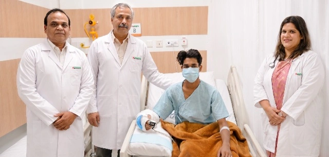 Yashoda Medicity Hospital : 7 घंटे की जटिल माइक्रोसर्जरी से 18 वर्षीय युवक का कटा हाथ फिर जोड़ा, यशोदा मेडिसिटी के डॉक्टरों को मिली सफलता, कंस्ट्रक्शन साइट हादसे में कलाई से पूरी तरह कट गया था दाहिना हाथ, माइक्रोसर्जरी से रक्त वाहिकाओं, नसों और टेंडन्स को जोड़ा, इमरजेंसी में तुरंत शुरू हुई विशेषज्ञों की टीम, “पूरी तरह कटे हाथ को जोड़ना समय के साथ दौड़ जैसा” 1 IMG 20260810 WA0021 converted