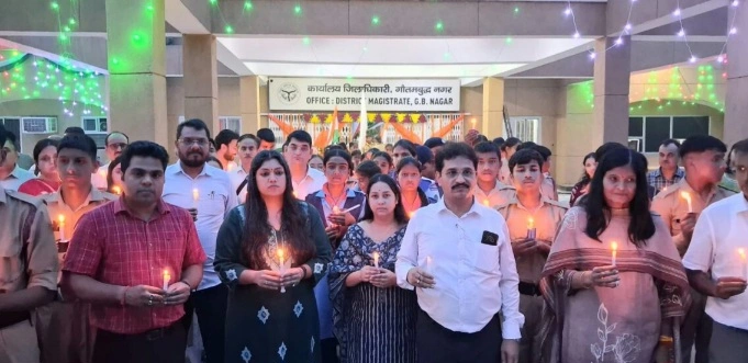 DM News : विभाजन विभीषिका स्मृति दिवस पर निकला कैंडल मार्च, शहीदों और विभाजन पीड़ितों को किया नमन, DM मेधा रूपम के नेतृत्व में विकास भवन से कलेक्ट्रेट तक निकला मार्च, एकता-अखंडता और सामाजिक सद्भाव का दिया संदेश, विभाजन की पीड़ा को याद कर एकता का संकल्प, कलेक्ट्रेट परिसर में अर्पित की श्रद्धांजलि 1 IMG 20260814 WA0017