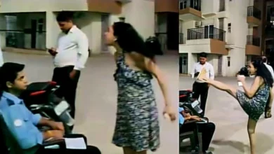 Breaking News : ग्रेटर नोएडा वेस्ट की सोसाइटी में डिलीवरी बॉय को रोकने पर भड़की महिला, गार्ड से गाली-गलौज और मारपीट की कोशिश; वीडियो वायरल, गार्डों से अभद्रता और मारपीट की कोशिश का आरोप, पुलिस ने पहुंचकर संभाला मामला 1 sho9j2e noida news 625x300 27 August 26 converted