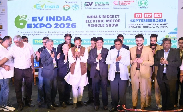 EV India Expo News : ग्रेटर नोएडा में EV India Expo 2026 का आगाज, पहले दिन हुए कारोबारी समझौते; विशेषज्ञों ने बताया इलेक्ट्रिक मोबिलिटी को भविष्य, इंडिया एक्सपो सेंटर में जुटा ईवी उद्योग, बैटरी, चार्जिंग इंफ्रास्ट्रक्चर से लेकर इलेक्ट्रिक वाहनों की नई तकनीकों का प्रदर्शन; एक्सपो डायरेक्टरी का हुआ विमोचन, पहले दिन ही MoU और कारोबारी बैठकों से बनी नई संभावनाएं 2 IMG 20260901 WA0025 converted 1